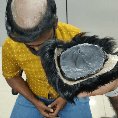 Suspeitos usavam perucas sobre penteado tonsurado - Reprodução/Twitter/@ChennaiCustoms