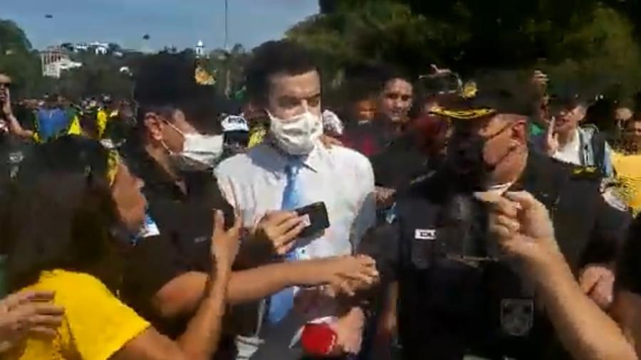 Repórter da CNN precisou ser escoltado durante ato pró-Bolsonaro no Rio de Janeiro após agressões verbais - Reprodução / Twitter