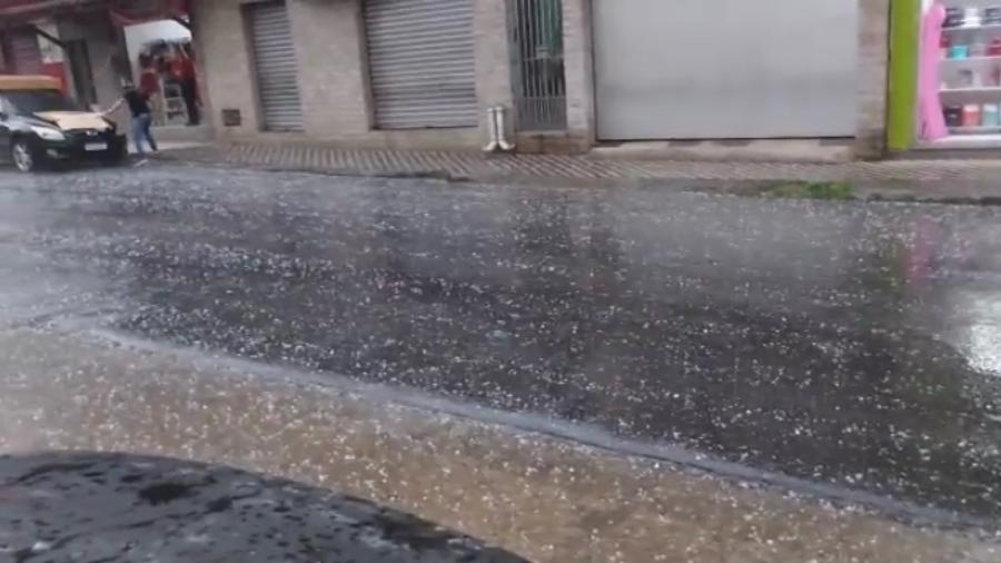 Precipitação de granizo, pedaços irregulares de gelo, ocorreu na tarde de hoje em Barra Mansa (RJ) - Reprodução/ Twitter
