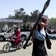 17.ago.2021 - Membro do Taleban na área externa do Aeroporto Internacional de Cabul, no Afeganistão - REUTERS