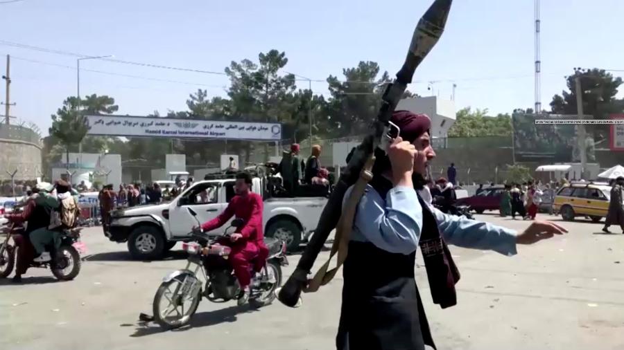 Membro do Taleban carregando arma em frente a área externa do Aeroporto Internacional de Cabul, no Afeganistão - REUTERS