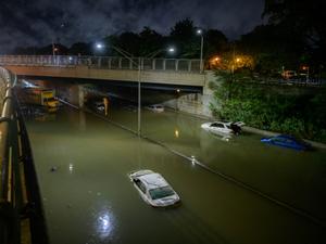 2 de setembro de 2022 - A água da enchente engole veículos após chuva forte em uma rodovia no Brooklyn, Nova York, causada pela tempestade Ida - Ed Jones / AFP - Ed Jones / AFP