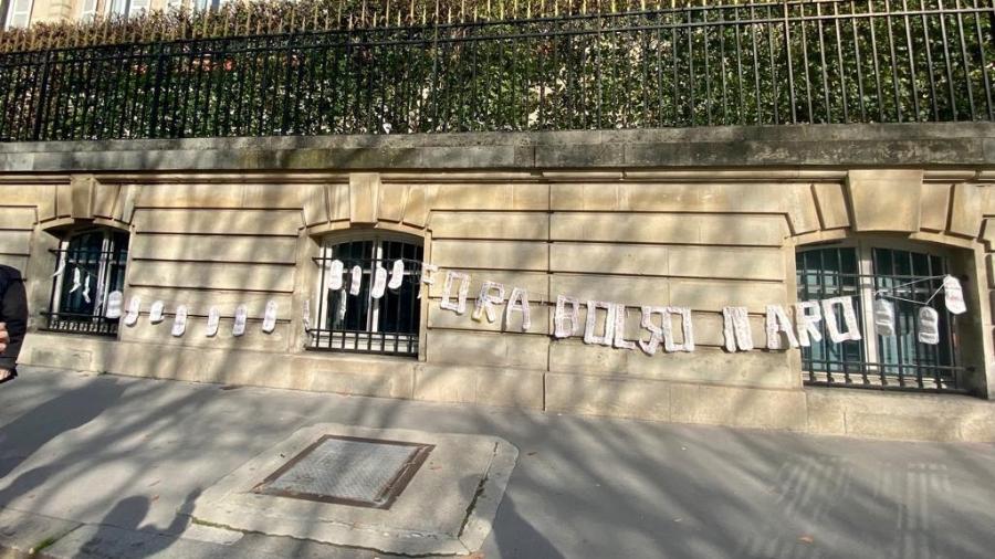 10.out.2021 - Ato em embaixada do Brasil em Paris usa absorventes para atacar Bolsonaro - Coletivo Alerta França Brasil/MD18 Ubuntu Audiovisual