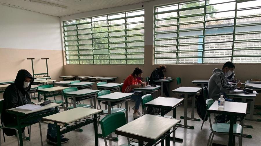 18.out.2021 - Sala de aula vazia na Escola Estadual Eliza Raquel Macedo de Souza - Ana Paula Bimbati/UOL