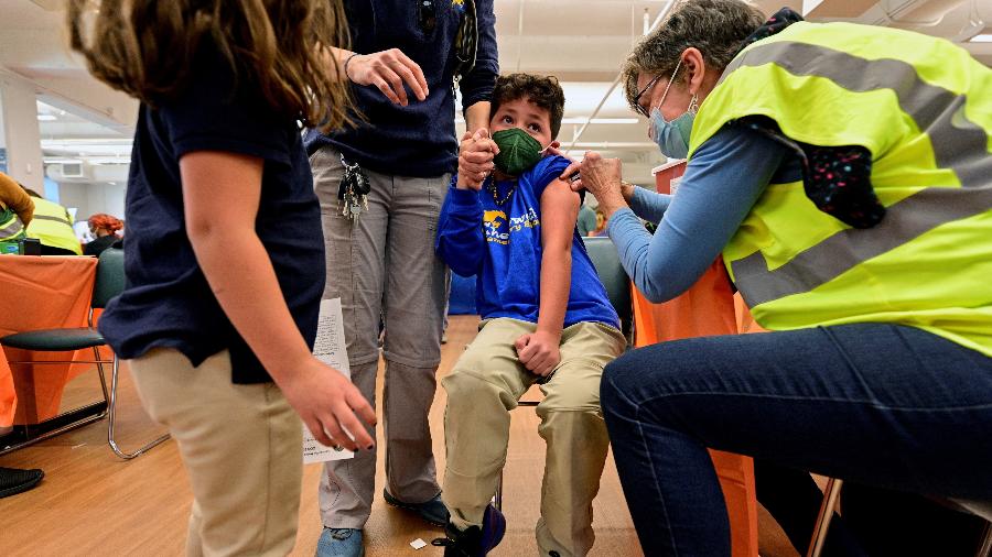 Criança é vacinada em Louisville, nos Estados Unidos - Jon Cherry/Reuters