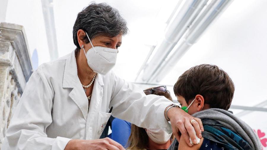 15.dez.2021 - Manfredi, 5 anos, recebe sua primeira dose da vacina contra covid-19 em Roma, na Itália - Yara Nardi/Reuters