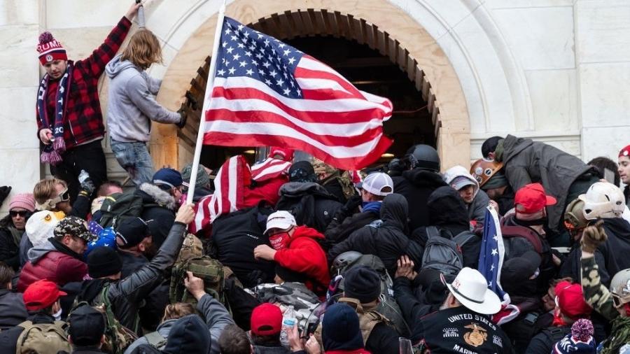 Apoiadores de Trump forçam passagem pela porta principal do Congresso dos EUA em 6 de janeiro de 2021 - GETTY IMAGES