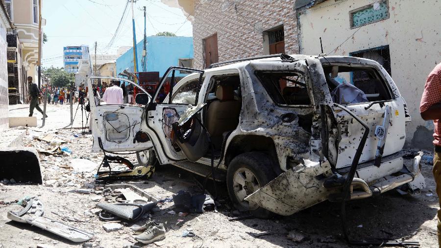 Carro em que estava o porta-voz do governo da Somália ficou destruído após um atentado em Mogadíscio - Feisal Omar/Reuters