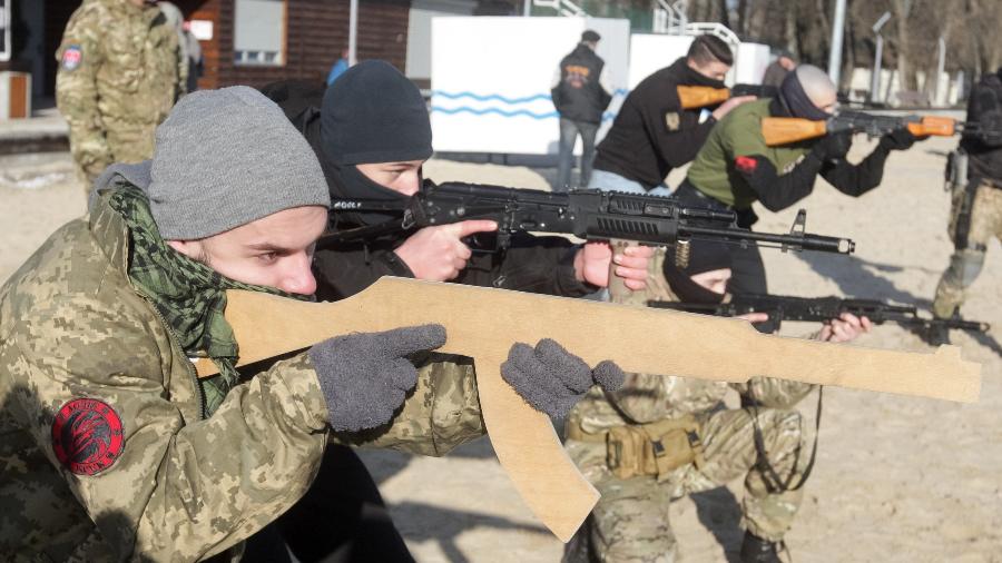 13.fev.2022 - Ucranianos participam de treinamento militar para residentes, organizado por ativistas de extrema-direita do Setor Direita em Kiev, Ucrânia - Pavlo Gonchar/SOPA Images/LightRocket via Getty Images
