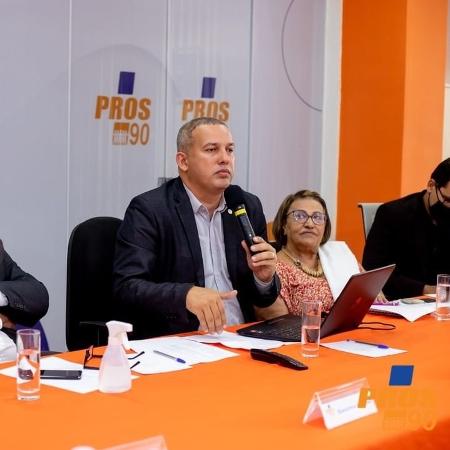 Eurípedes Júnior, ex-presidente do PROS (ao centro, com o microfone na mão)