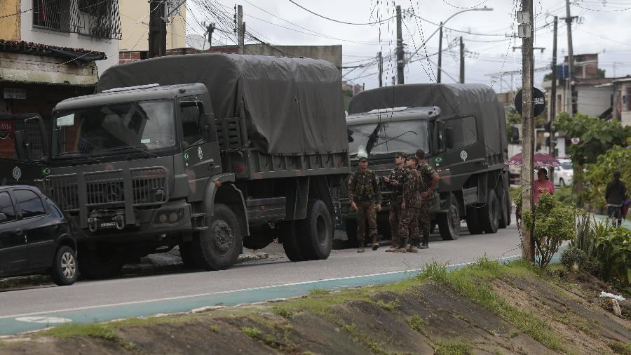 Caminhões do Exército trazem soldados para auxiliar na busca por vítimas no Grande Recife - Arnaldo Sete/Colaboração para o UOL