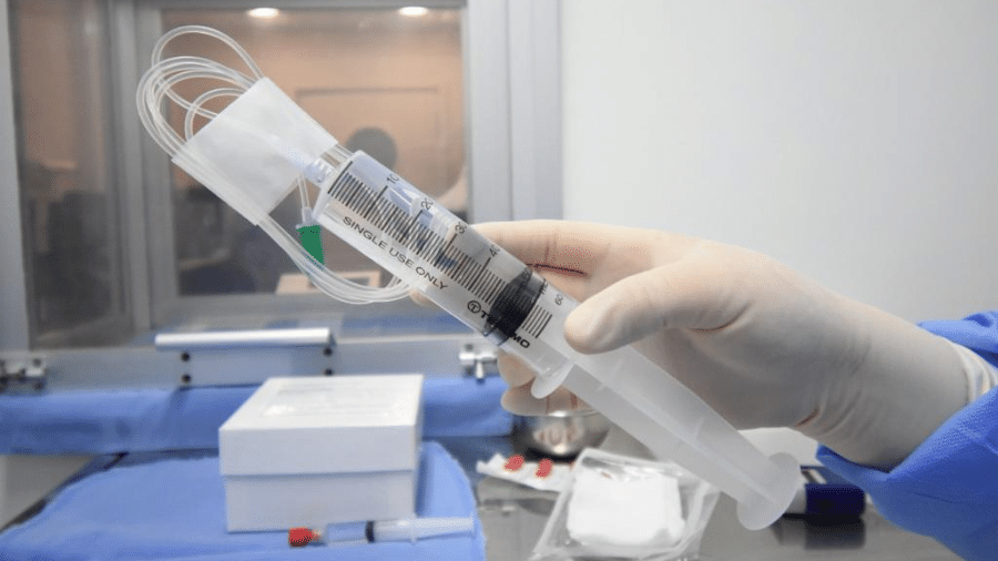 Zolgensma, o remédio mais caro do mundo, é colocado em seringa para ser aplicada por meio de sonda - Divulgação