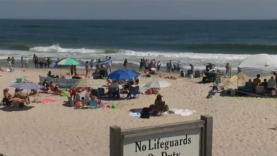 Praias serão reabertas hoje, segundo autoridades locais - Reprodução/CBS News