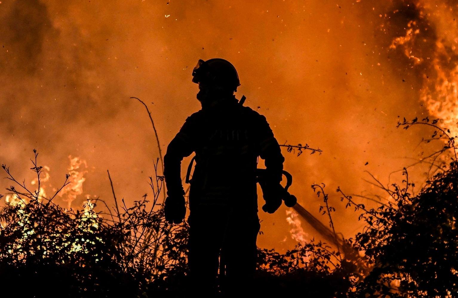 Firefighters fighting fires in northern Portugal are engulfed in flames - Patricia De Melo MOREIRA / AFP