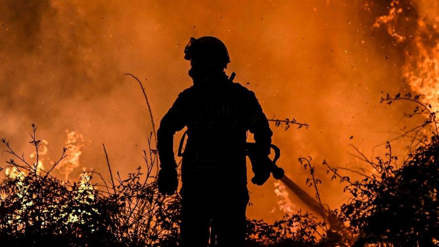 Chamas cercam bombeiro em combate a incêndio no norte de Portugal  - Patricia De Melo MOREIRA / AFP