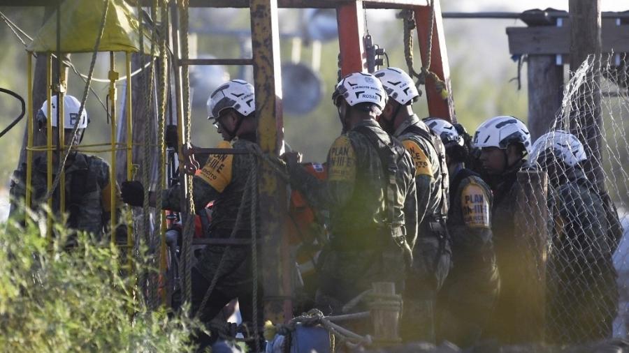 Soldados participam de operação que tenta resgatar 10 trabalhadores presos em uma mina de carvão inundada após um deslizamento de terra - Pedro PARDO / AFP
