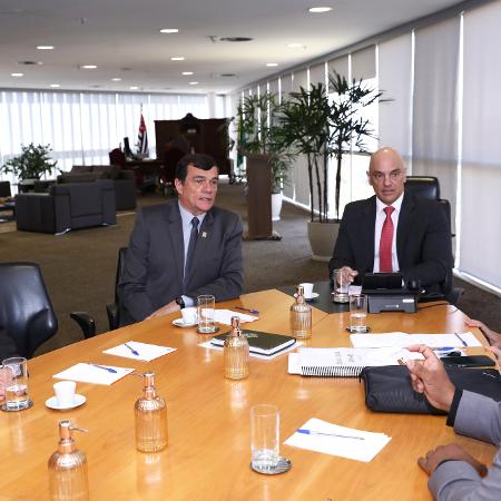 O presidente do TSE, ministro Alexandre de Moraes, se reúne com o ministro da Defesa, general Paulo Sérgio Nogueira, e técnico das Forças Armadas -  Alejandro Zambrana/Secom/TSE