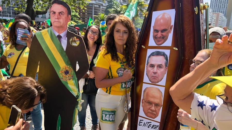 7.set.2022 - Manifestante leva caixão com foto de ministros do STF no Rio - Lucas Borges Teixeira/UOL
