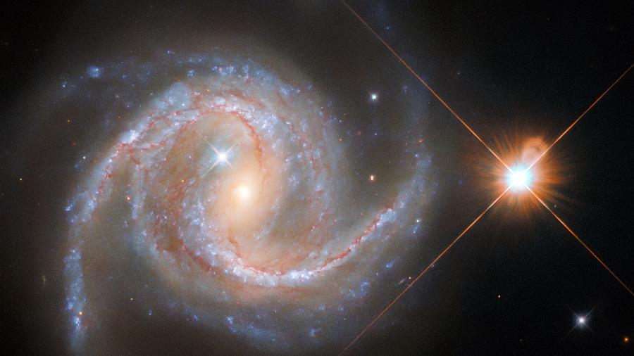 Telescópio Hubble capturou a galáxia espiral NGC 5495, adornada por duas estrelas próximas à Terra - ESA/Hubble & NASA, J. Greene Ack