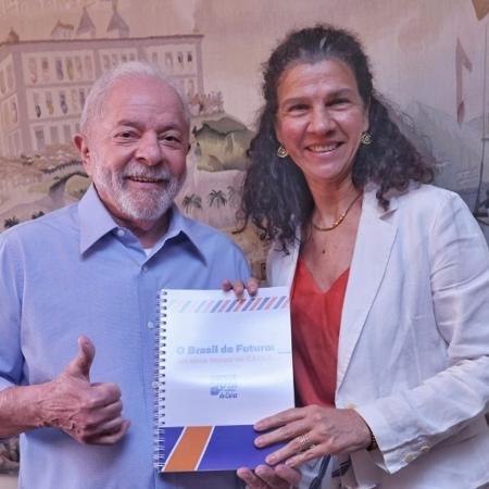 Lula e Maria Fernanda Coelho, ex-presidente da Caixa Econômica Federal que entregou relatório com propostas dos funcionários ao petista - Cláudio Kbene