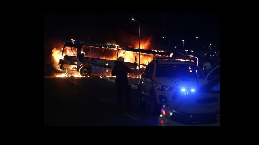 Ônibus incediado por fascistoides em Brasília, diante do silêncio cúmplice do presidente da República e de outras omissões  - Wilton Júnior/Estadão