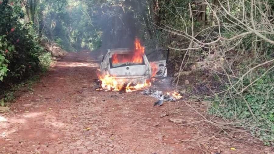 O homem responsável por atear fogo ao carro foi encontrado nas proximidades, também com queimaduras - Divulgação/PMPR