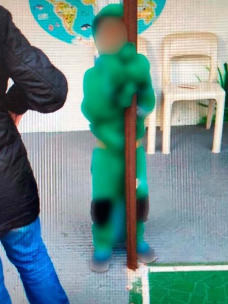 Criança foi amarrada em um poste em escola investigada por tortura e maus-tratos na zona sul de São Paulo - Reprodução