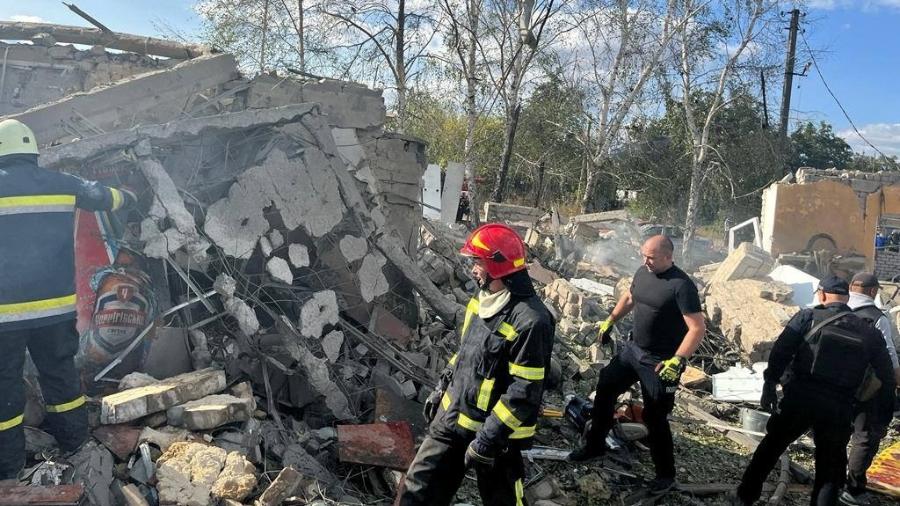 Ataque na região de Kharkiv deixou 48 pessoas mortas, segundo informações de Volodymyr Zelensky