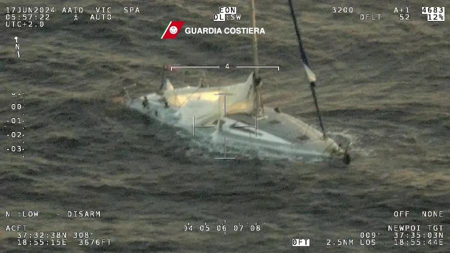 Guarda Costeira da Itália divulgou imagens do barco afundado