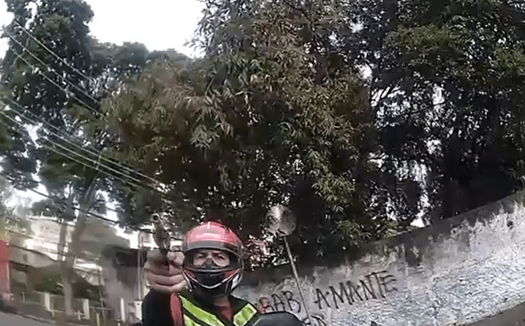 Câmera corporal do agente da CET flagrou a abordagem do criminoso na zona oeste de São Paulo Câmera corporal do agente da CET flagrou a abordagem do criminoso na zona oeste de São Paulo