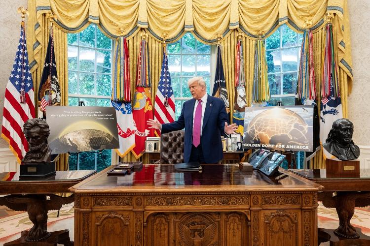 Trump apresentando modelos do Domo Dourado na Casa Branca Trump apresentando modelos do Domo Dourado na Casa Branca