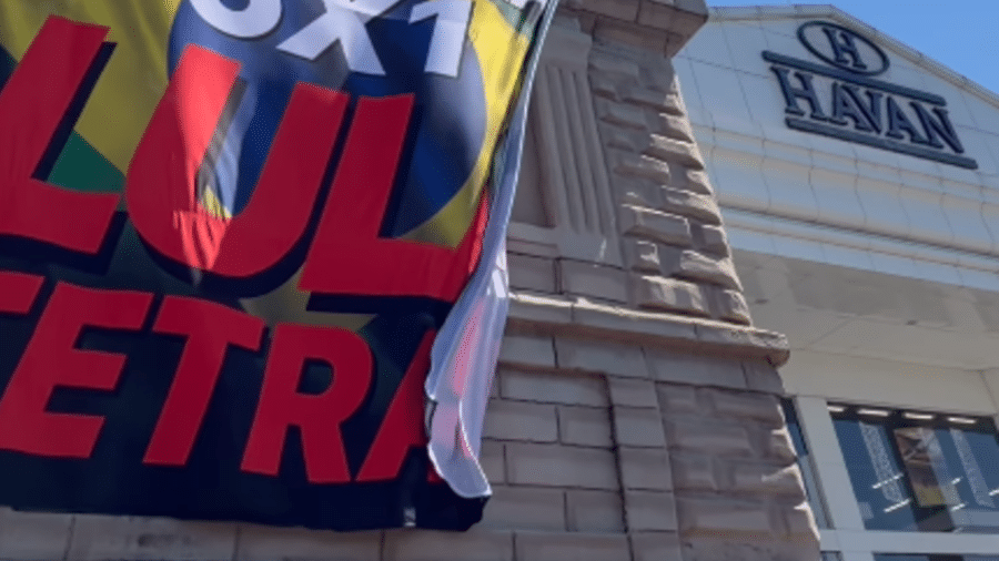 Vídeo mostra bandeira "Lula Tetra" pendurada em estátua da Havan