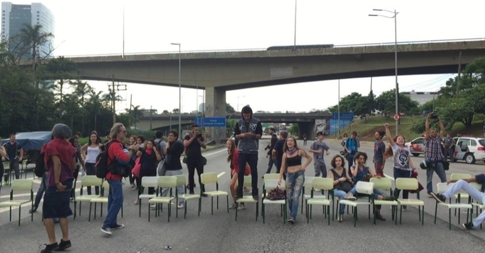 3.nov.2015 - Estudantes bloqueiam a marginal Pinheiros, na zona oeste de São Paulo, contra a reorganização escolar