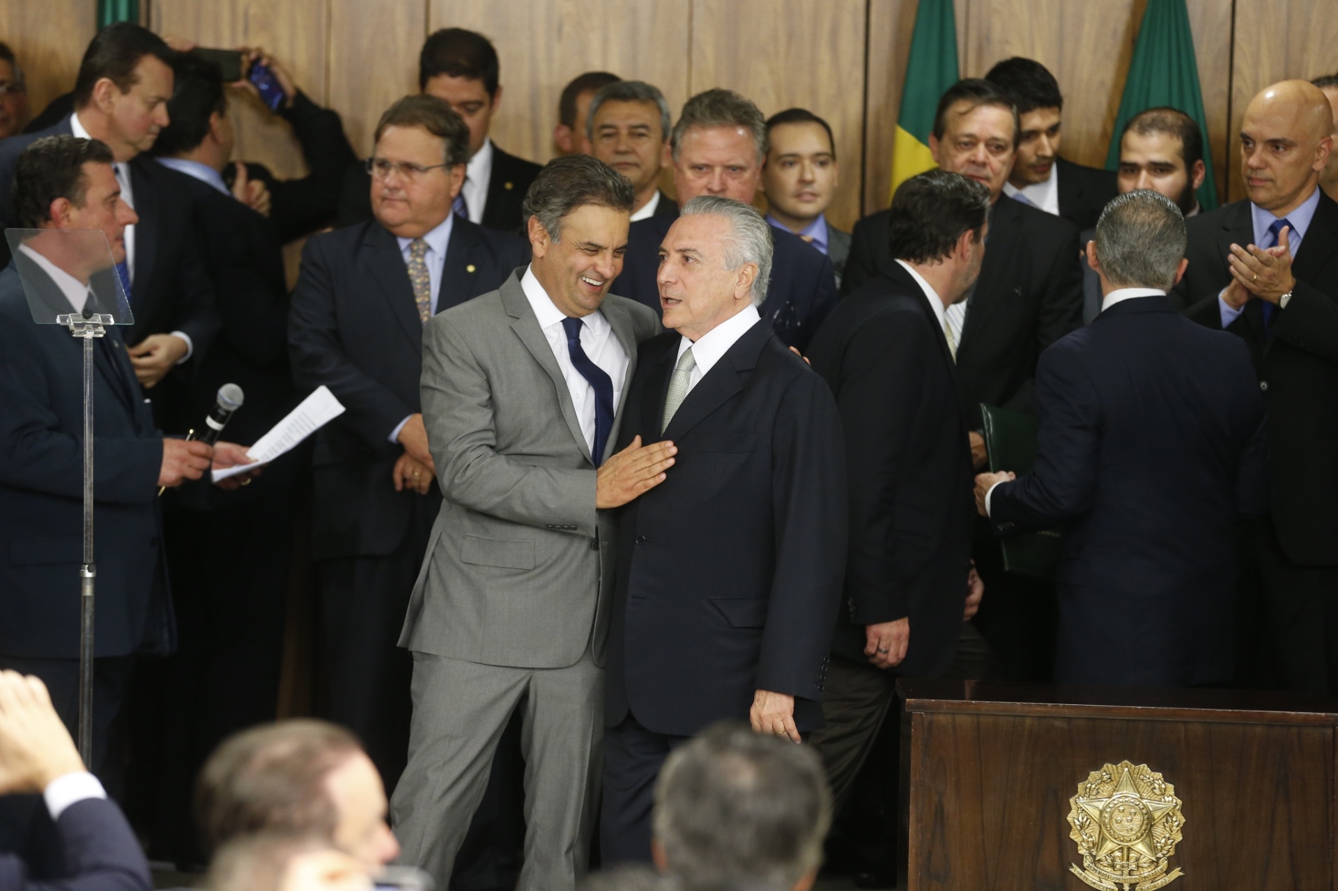 12.mai.2016 - O presidente interino Michel Temer (PMDB) abraça o senado Aécio Neves (PSDB-MG) durante cerimônia de posse dos novos ministros do governo, no Palácio do Planalto, em Brasília. Aécio foi o candidato derrotado por Dilma Rousseff (PT), presidente afastada, no segundo turno das eleições de 2014 - Pedro Ladeira/Folhapress