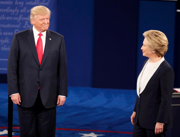 Donald Trump e Hillary Clinton se cumprimentam no segundo debate presidencial - Lucy Nicholson/Reuters