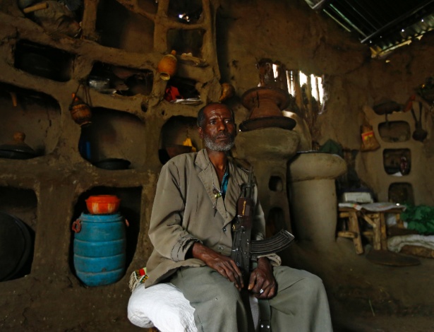 Takele Alene, um fazendeiro e funcionário da aldeia seniores que atua como informante e membro pelo partido governamental do país, em sua casa em Fendika, Etiópia - TIKSA NEGERI/NYT