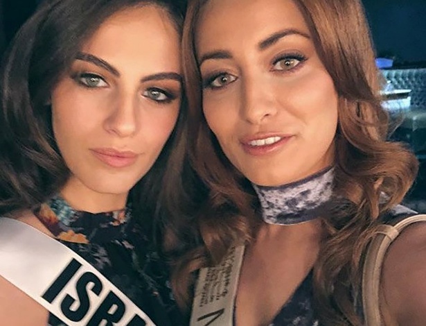 13.nov.2017 - As misses Iraque, Sarah Eedan (dir.), e Israel, Adar Gandelsman (esq.) posam para uma selfie durante os preparativos para o concurso Miss Universo 2017, em Las Vegas, EUA - Sarah Idah/ rede social via Reuters