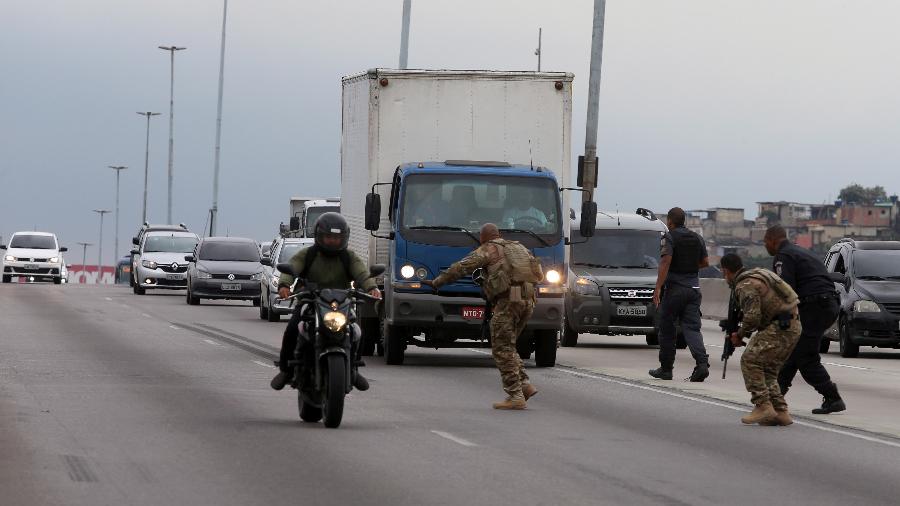 Foto de arquivo mostra carros parados em meio a tiroteio na Avenida Brasil, no Rio de Janeiro - Fabiano Rocha/Agência O Globo