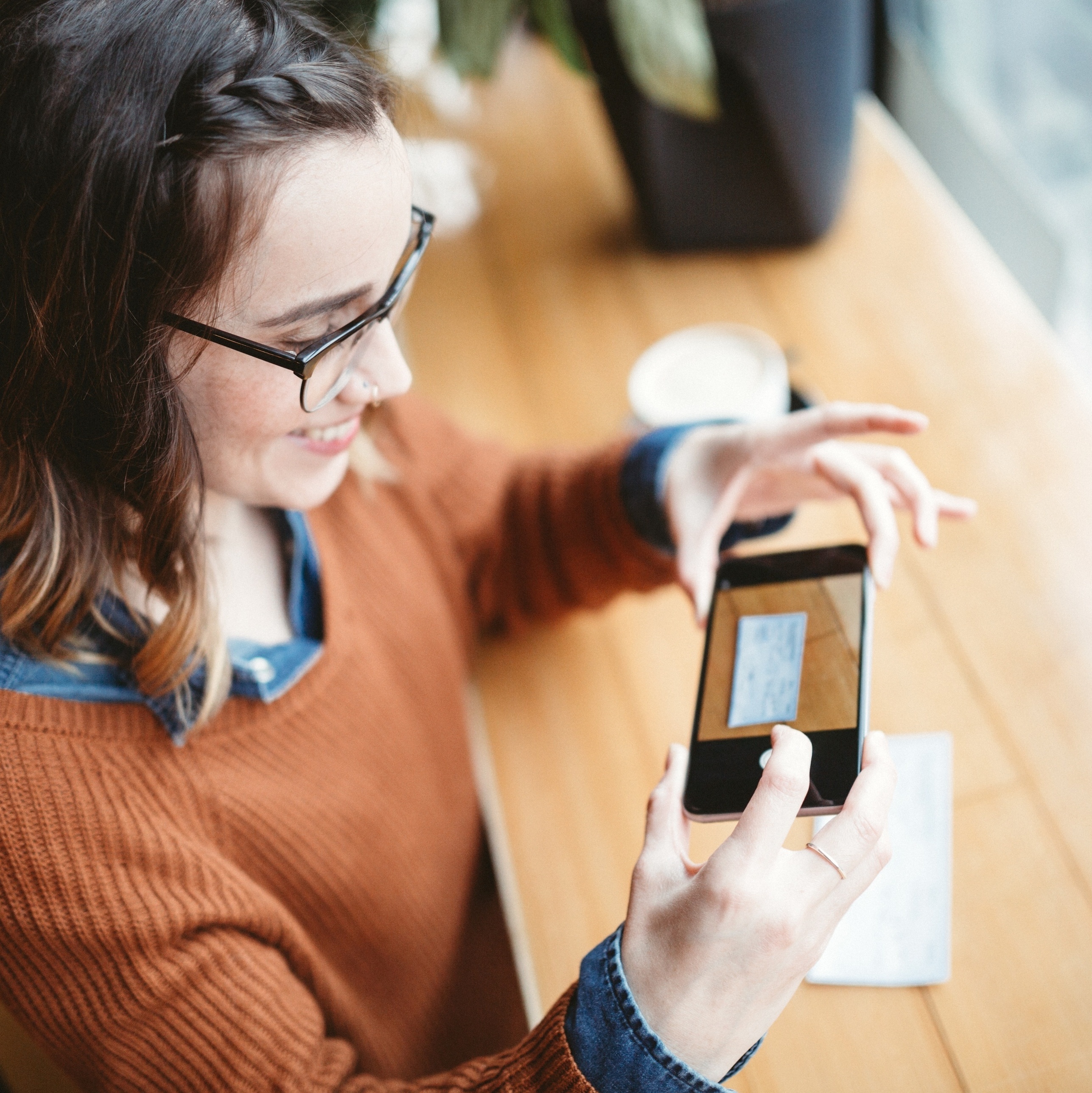 Mulher usando o aplicativo de tradução de idiomas em seu celular