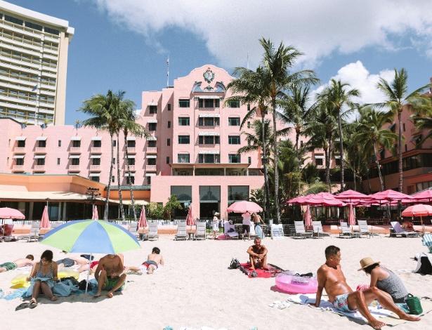Hóspedes do hotel Royal Hawaiian no lounge na praia de Waikiki, em Honolulu - Michelle Mishina-Kunz/The New York Times