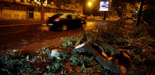 Tempestade Leslie derruba árvores em Cascais, em Portugal - Rafael Marchante/Reuters
