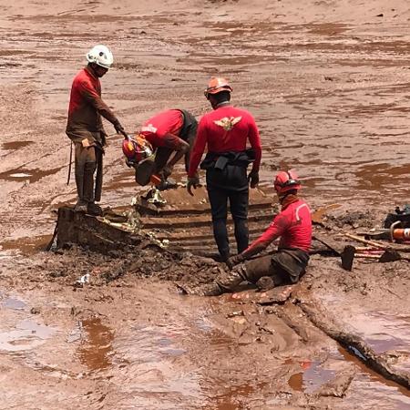 12.fev.2019 - Imagem registrada poucas semanas após o rompimento da barragem mostra busca de bombeiros em meio à lama que se espalhou pela região