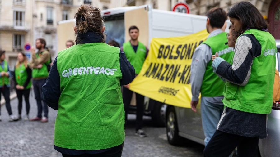Ativistas do Greenpeace em frente à residência do embaixador do Brasil em Paris - AFP