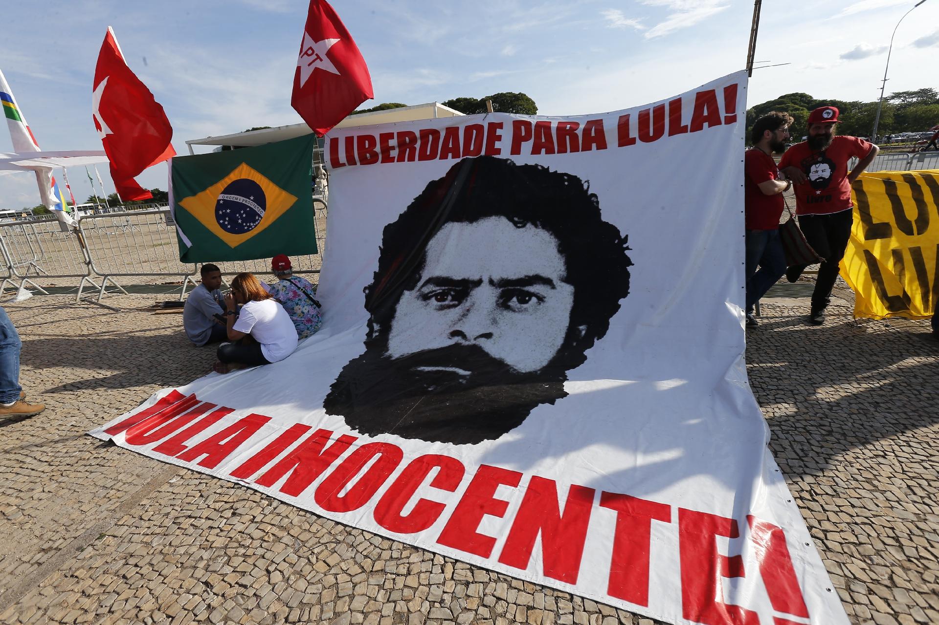 Resultado de imagem para apoiadores choram e já esperam soltura de Lula em Curitiba