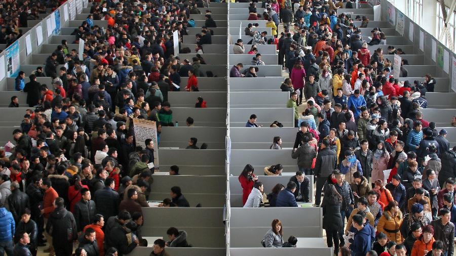 Candidatos procuram vagas em feira de emprego em Yantai, China