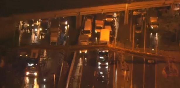 2 pessoas feridas | Passarela desaba e atinge veículos na Marginal Tietê, em SP