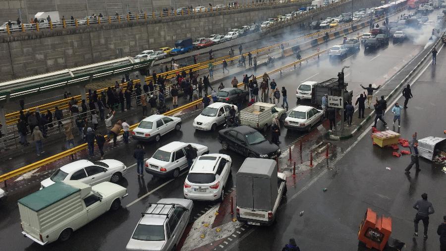 Pessoas param seus carros em uma rodovia em protesto contra aumento da gasolina em Teerã - Nazanin Tabatabaee/WANA 