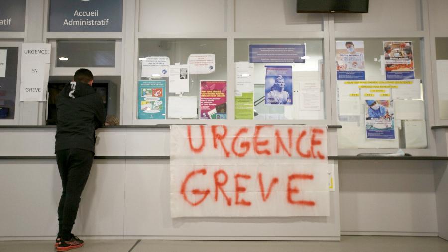 11.dez.2019 - Paciente espera na área de atendimento de emergência no hospital Timone, em Marselha, na França. Uma faixa indicando "emergência em greve" foi colocada no local por médicos residentes para denunciar a falta de recursos e más condições de trabalho - Jean-Paul Pelissier/Reuters