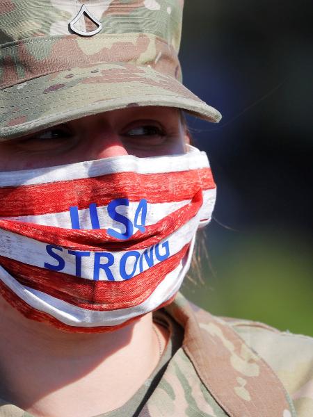 Integrante da Guarda Nacional dos EUA de Massachusetts com máscara de proteção em Boston - 