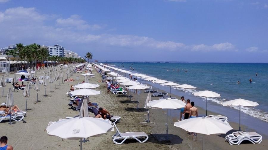 23.mai.2020 - Turistas aproveitam a praia de Mackenzie, na cidade costeira de Lárnaca, na ilha de Chipre - Etienne Torbey/AFP